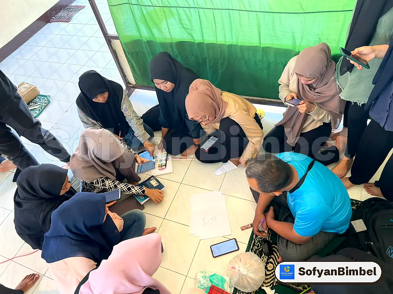 Belajar di luar kelas: membahas soal bersama sambil duduk lesehan
