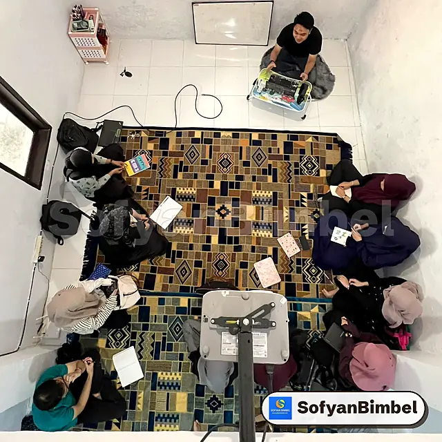 Peserta mencatat dan berdiskusi dengan mentor