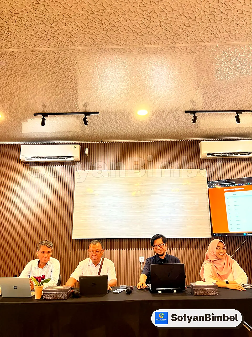 Panitia memantau skor peserta secara langsung