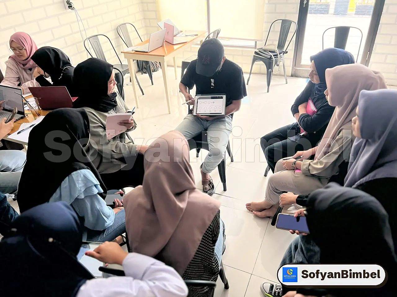 Mentor membahas soal figural lewat tablet